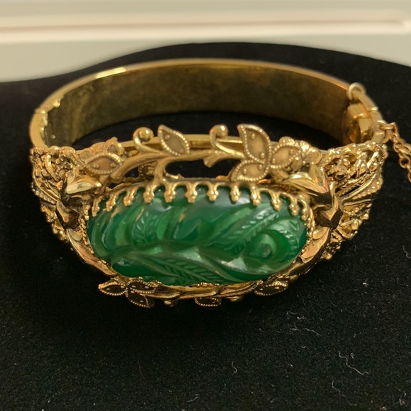 Whiting & Davis Vintage GoldTone Bracelet w/Green Gemstone with a Rose carved in - Picture 12 of 15